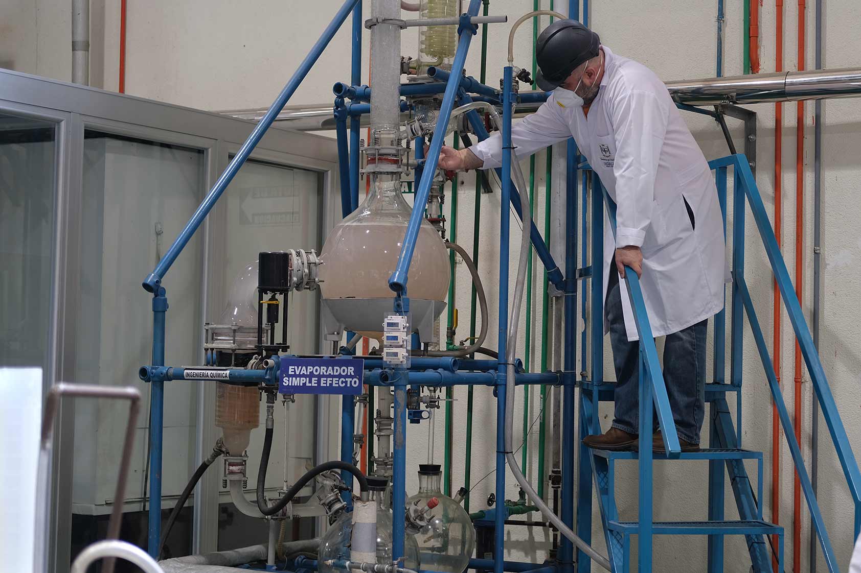 En UVG producimos alcohol-gel, un proceso tecnológico industrial con